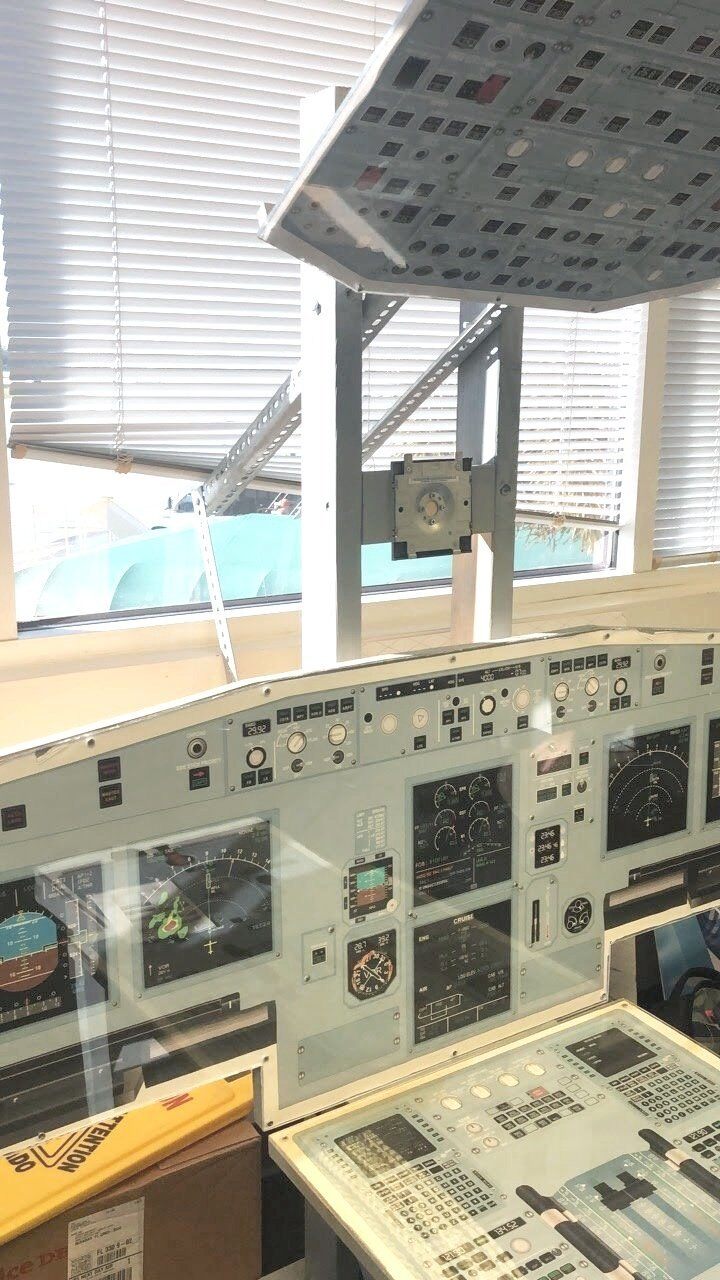 Cockpit poster of an Airbus A320.