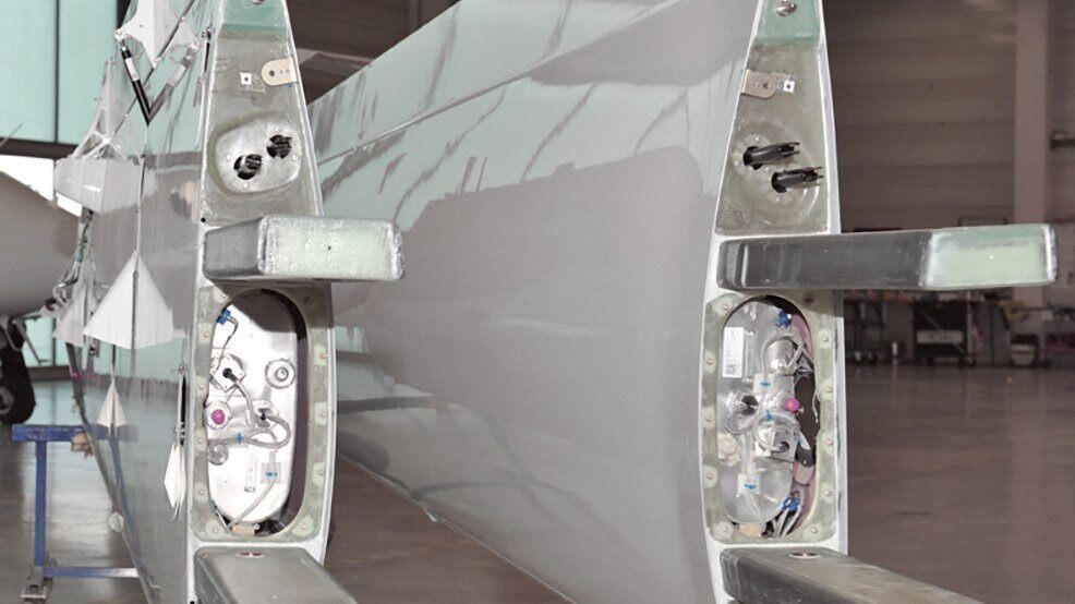 A picture showing the fuel cell inside of a wing of a diamond aircraft